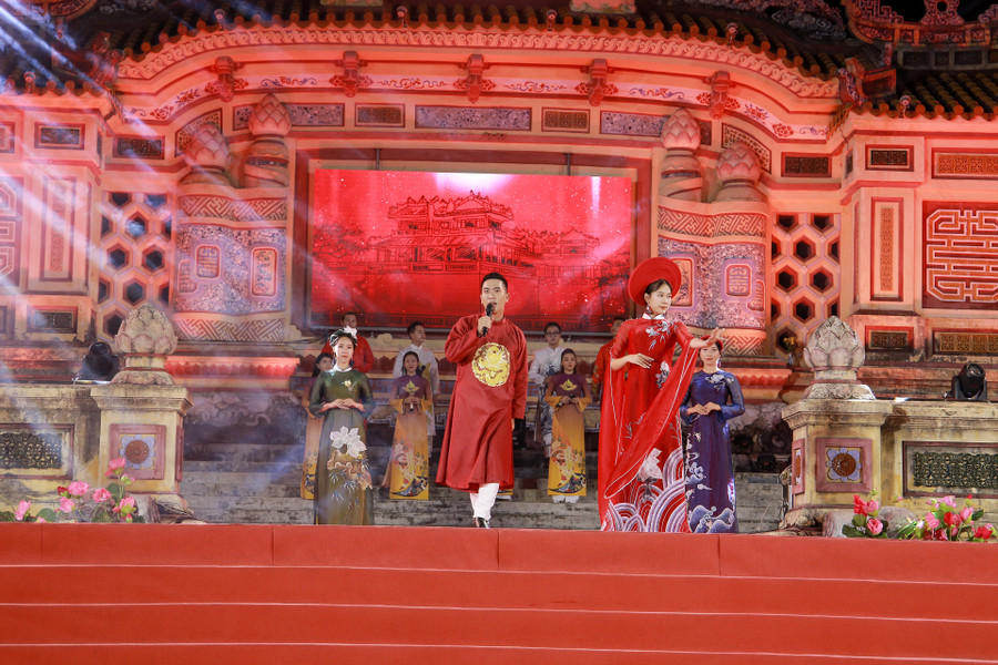 Tiết mục "Việt Nam trong tôi là" do ca sĩ Bảo Thành cùng tốp ca và nhóm múa HT Media và Nhà hát nghệ thuật ca kịch Huế thể hiện. Tiết mục "Việt Nam trong tôi là" do ca sĩ Bảo Thành cùng tốp ca và nhóm múa HT Media và Nhà hát nghệ thuật ca kịch Huế thể hiện.