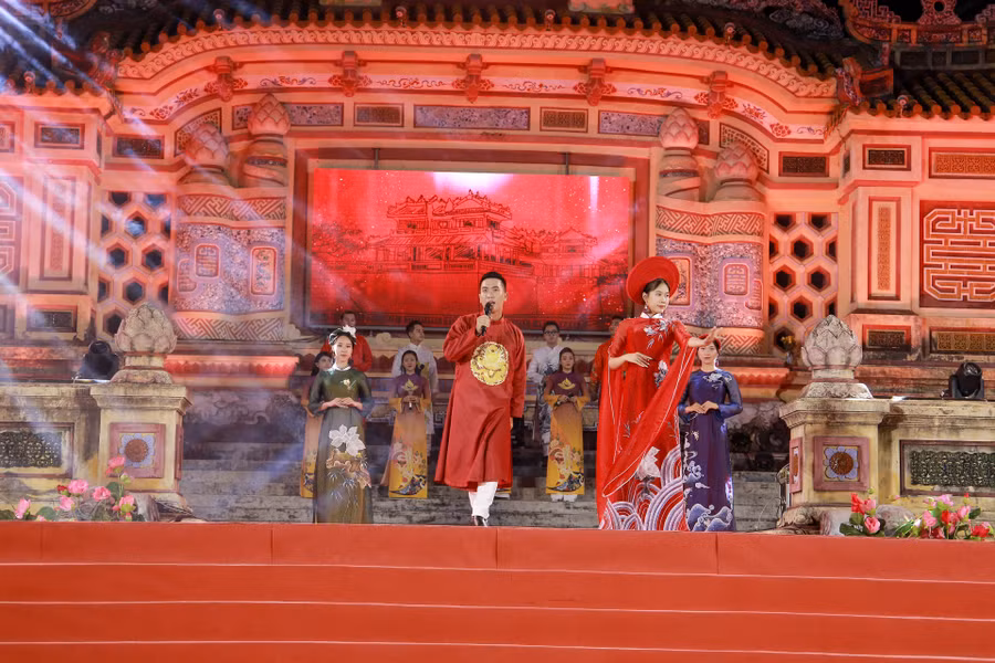 Tiết mục "Việt Nam trong tôi là" do ca sĩ Bảo Thành cùng tốp ca và nhóm múa HT Media và Nhà hát nghệ thuật ca kịch Huế thể hiện.