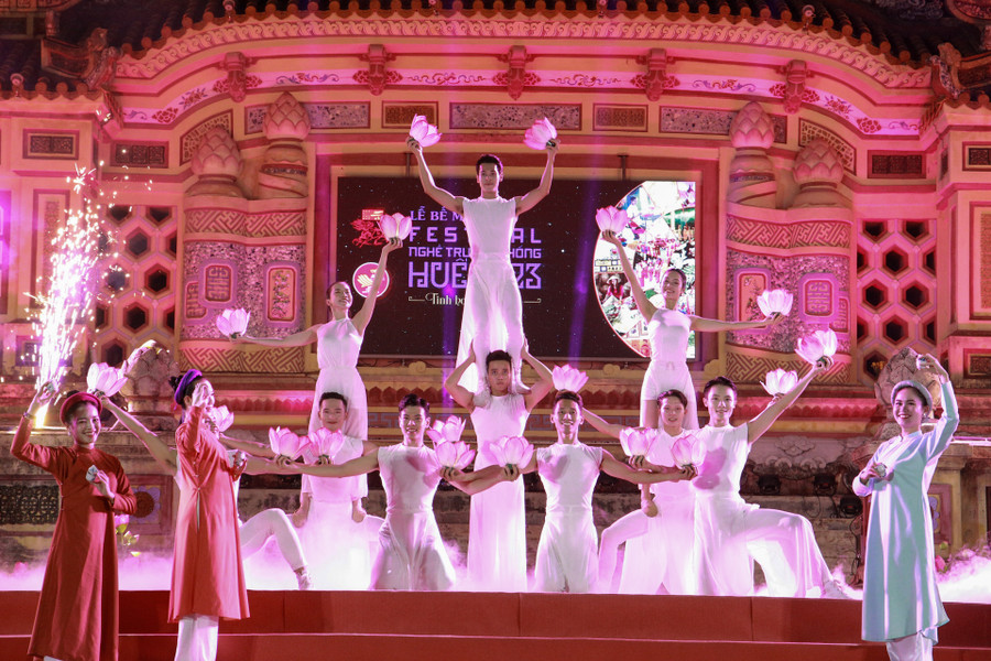 Tiết mục văn nghệ mở đầu buổi lễ bế mạc Festival nghề truyền thống Huế 2023. Tiết mục văn nghệ mở đầu buổi lễ bế mạc Festival nghề truyền thống Huế 2023.