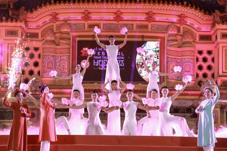 Tiết mục văn nghệ mở đầu buổi lễ bế mạc Festival nghề truyền thống Huế 2023.