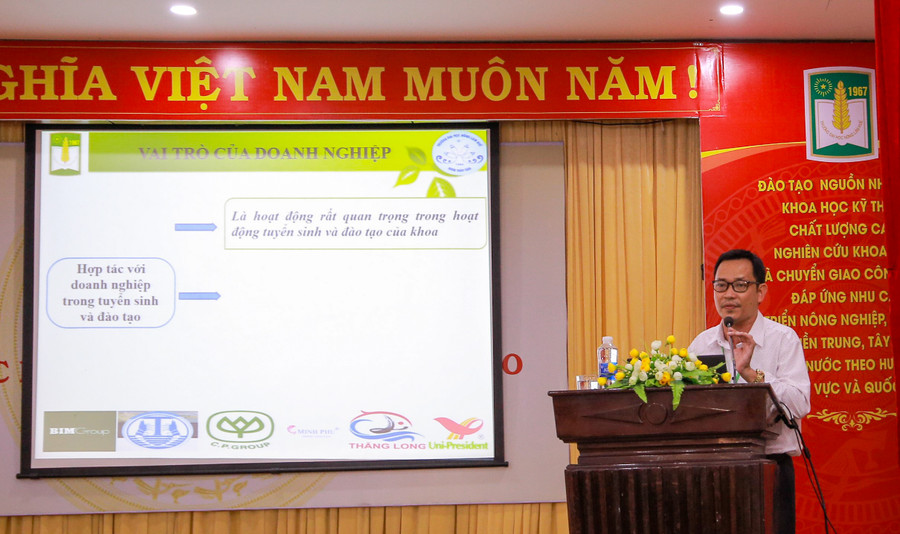 PGS. TS Mạc Như Bình - Khoa Thủy sản, Trường ĐH Nông Lâm, ĐH Huế trình bày tại hội nghị tham luận: &quot;Vai trò của hợp tác doanh nghiệp trong hoạt động tuyển sinh và đào tạo nhóm ngành Thủy sản&quot;. (Ảnh: Hoàng Hải).