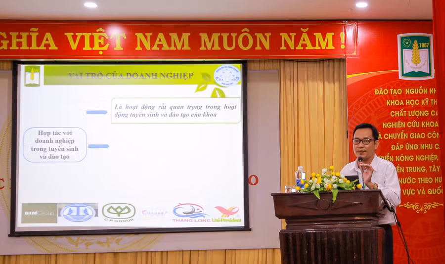 PGS. TS Mạc Như Bình - Khoa Thủy sản, Trường ĐH Nông Lâm, ĐH Huế trình bày tại hội nghị tham luận: "Vai trò của hợp tác doanh nghiệp trong hoạt động tuyển sinh và đào tạo nhóm ngành Thủy sản". (Ảnh: Hoàng Hải).