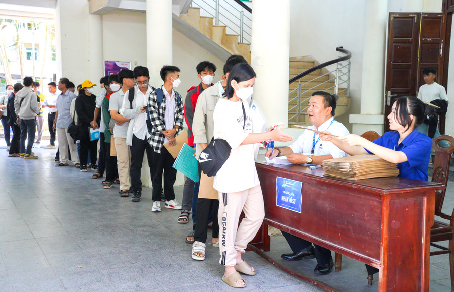 Các tân sinh viên nhận hồ sơ nhập học. Các tân sinh viên nhận hồ sơ nhập học.