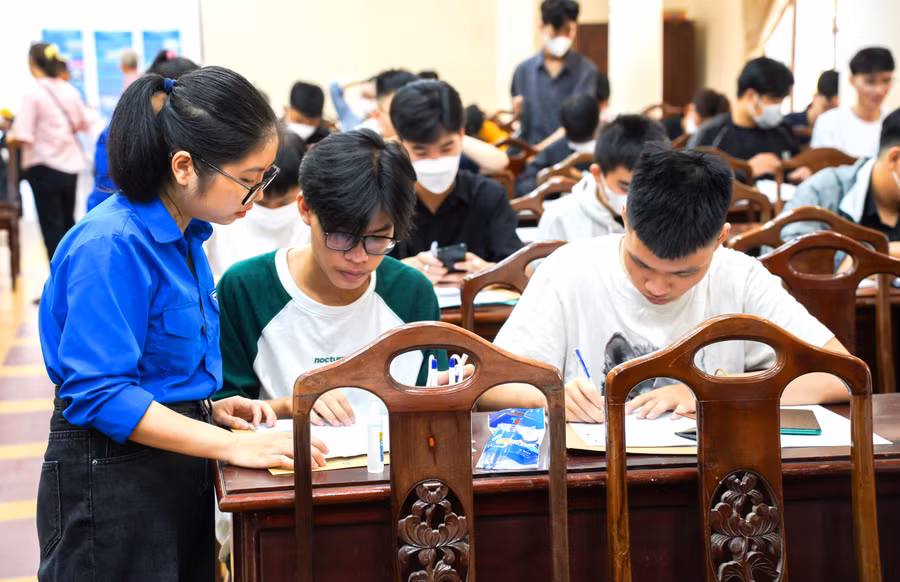 Thí sinh làm thủ tục hồ sơ nhập học tại Trường ĐH Khoa học năm 2023.