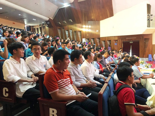 Tổng phụ trách và đội viên các trường học tham dự lễ tổng kết.