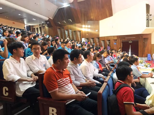 Tổng phụ trách và đội viên các trường học tham dự lễ tổng kết.