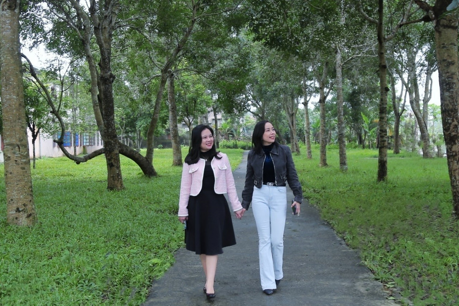 Rừng cây xanh mướt trong khuôn viên Trường THPT Cao Thắng giúp giáo viên và học sinh tận hưởng không khí trong lành sau những giờ học tập, giảng dạy.