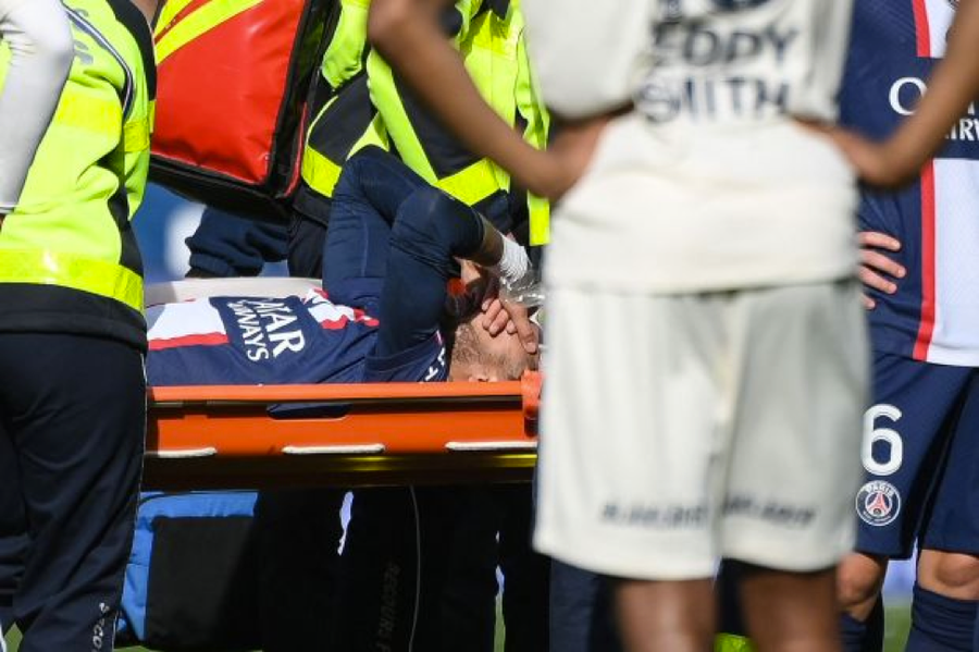 Neymar dính chấn thương rời sân với những giọt nước mắt. Neymar dính chấn thương rời sân với những giọt nước mắt.