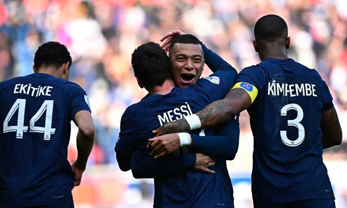 Hành động vô cùng thân thiện của Mbappe với đàn anh Messi. Hành động vô cùng thân thiện của Mbappe với đàn anh Messi.