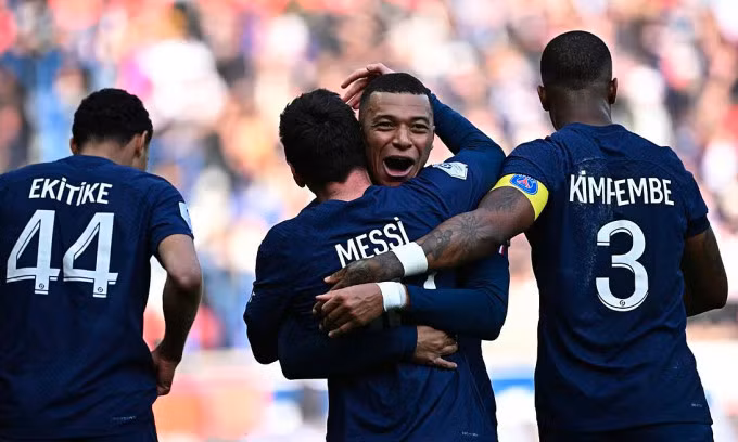 Hành động vô cùng thân thiện của Mbappe với đàn anh Messi.