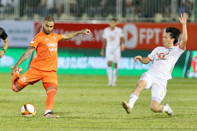 Cú sút của Jhon Clay hơi chạm chân Tuấn Anh bay vào góc chết khiến thủ thành Tuấn Linh bó tay. Cú sút của Jhon Clay hơi chạm chân Tuấn Anh bay vào góc chết khiến thủ thành Tuấn Linh bó tay.