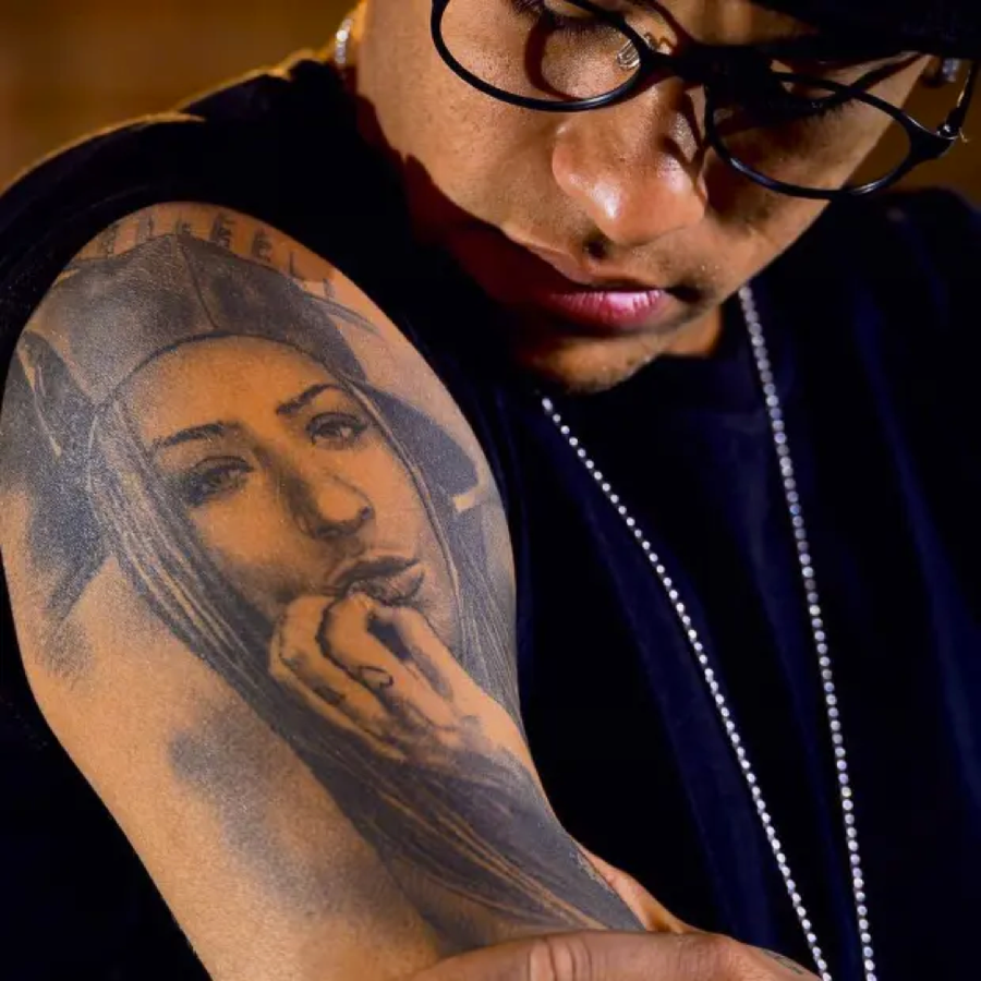 Neymar xăm khuôn mặt em gái lên cánh tay mình.