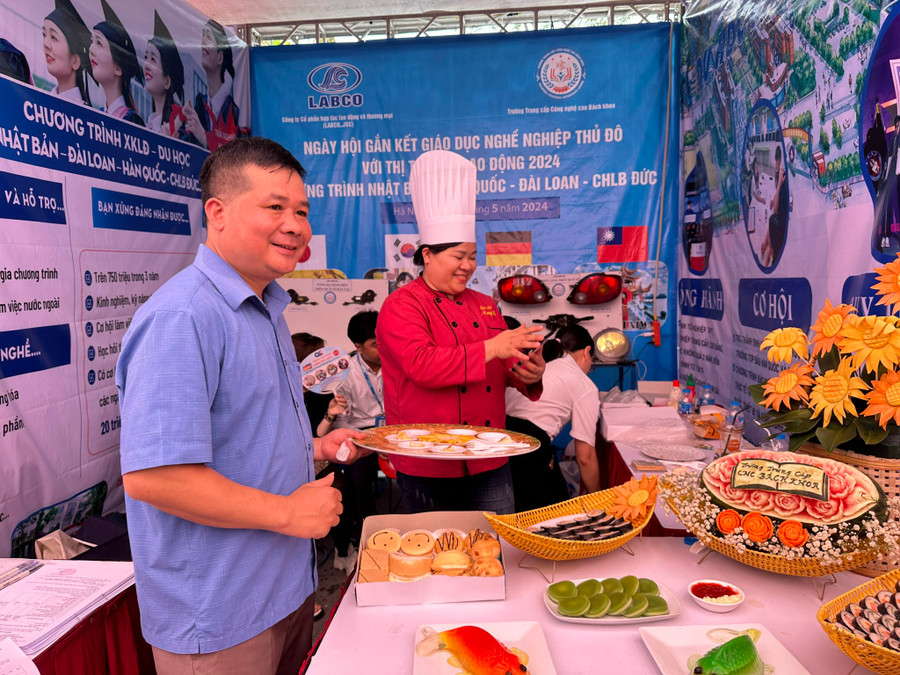 Hơn hơn 70 gian hàng trình diễn nghề tại Ngày hội gắn kết giáo dục nghề nghiệp Thủ đô với thị trường lao động năm 2024. Hơn hơn 70 gian hàng trình diễn nghề tại Ngày hội gắn kết giáo dục nghề nghiệp Thủ đô với thị trường lao động năm 2024.