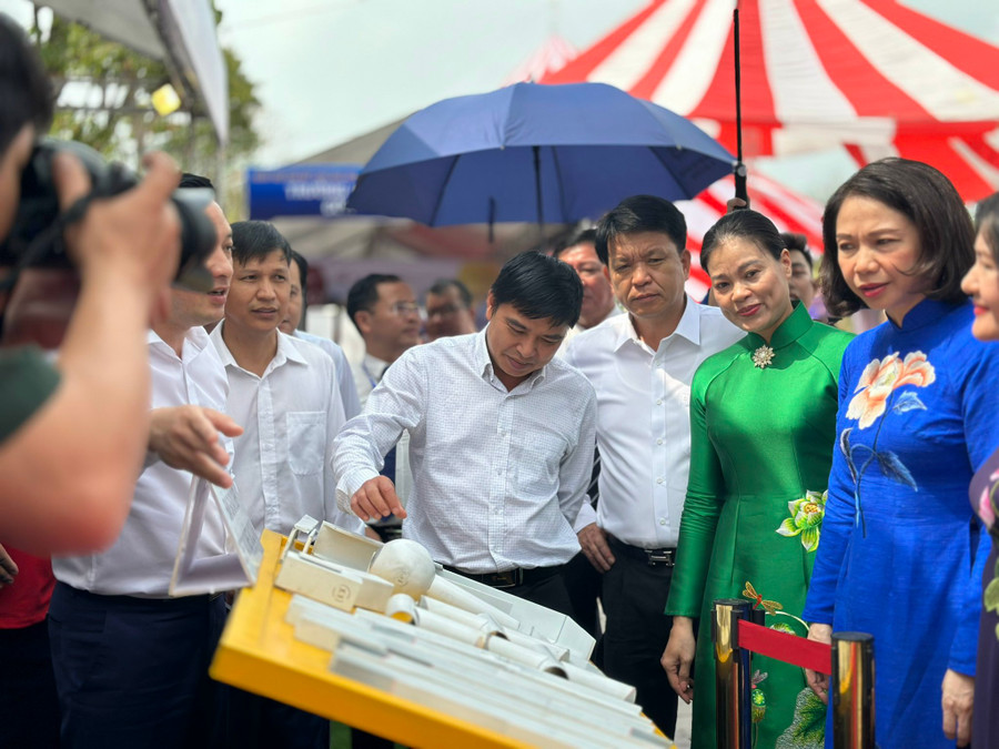 Đại biểu tham quan các gian hàng tư vấn tuyển sinh, trình diễn kỹ năng nghề. Đại biểu tham quan các gian hàng tư vấn tuyển sinh, trình diễn kỹ năng nghề.