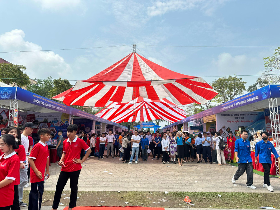 Ngày hội gắn kết giáo dục nghề nghiệp Thủ đô với thị trường lao động năm 2024 có sự tham gia của hơn 11.000 người. Ngày hội gắn kết giáo dục nghề nghiệp Thủ đô với thị trường lao động năm 2024 có sự tham gia của hơn 11.000 người.