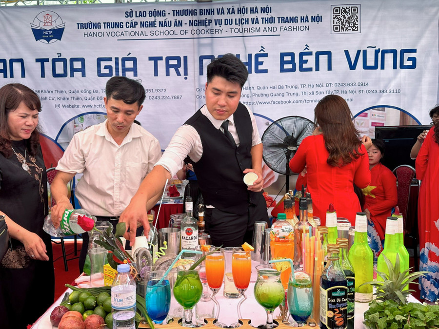 Trình diễn kỹ năng nghề tại các gian hàng tư vấn. Trình diễn kỹ năng nghề tại các gian hàng tư vấn.