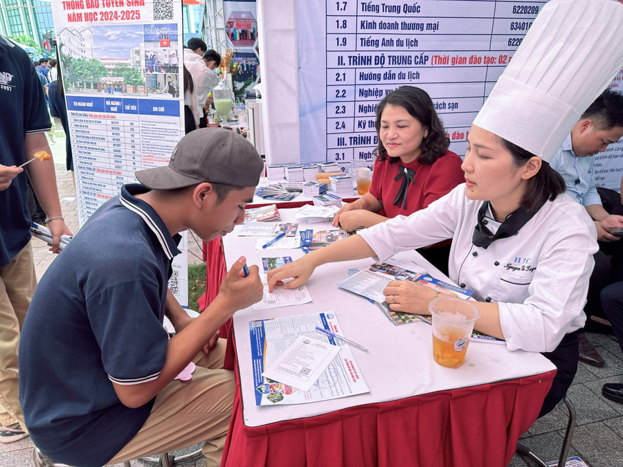 Nhiều học sinh, người lao động được tư vấn, giới thiệu nghề. Nhiều học sinh, người lao động được tư vấn, giới thiệu nghề.