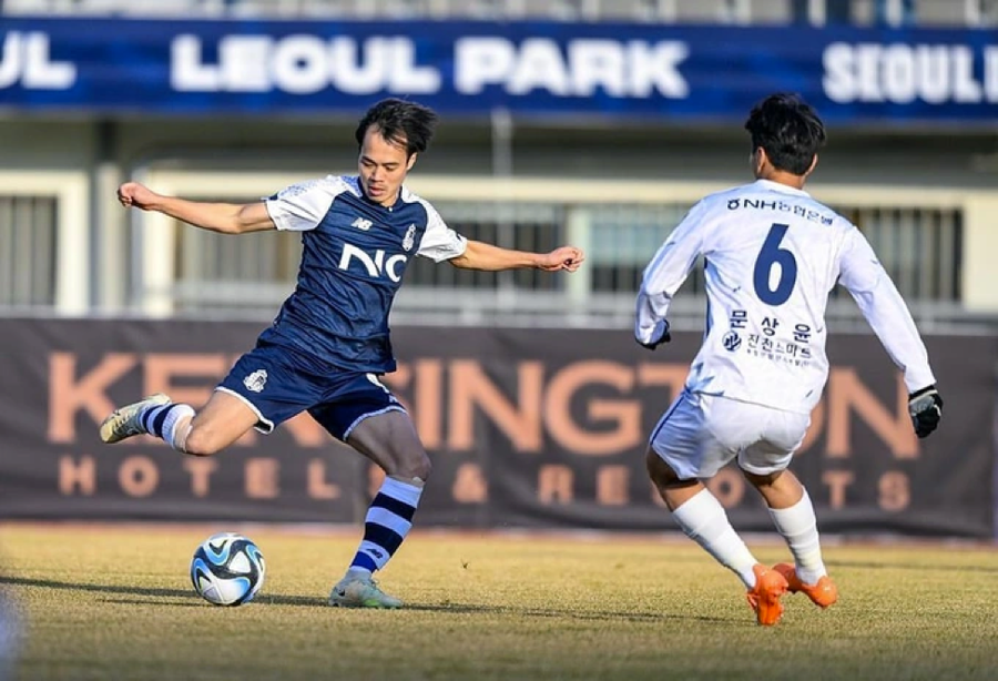 Văn Toàn trong màu áo Seoul E-Land tại giải hạng 2 Hàn Quốc. Văn Toàn trong màu áo Seoul E-Land tại giải hạng 2 Hàn Quốc.