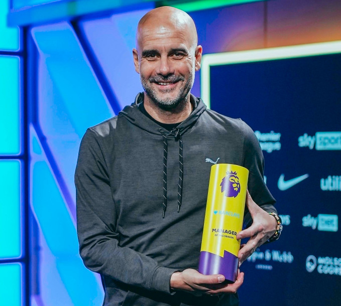Guardiola nhận danh hiệu huấn luyện viên hay nhất Ngoại hạng Anh 2022-2023.