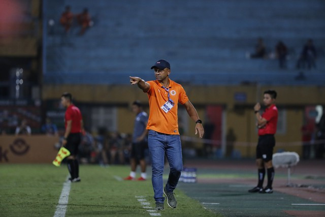 Huấn luyện viên của Công An Hà Nội cho rằng đội nhà kém may mắn ở vòng 10 V.League. Huấn luyện viên của Công An Hà Nội cho rằng đội nhà kém may mắn ở vòng 10 V.League.