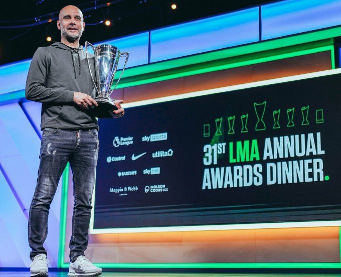 Guardiola nhận giải huấn luyện viên hay nhất mùa của Hiệp hội huấn luyện viên các giải bóng đá Anh.