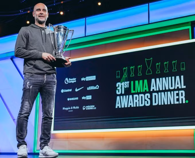 Guardiola nhận giải huấn luyện viên hay nhất mùa của Hiệp hội huấn luyện viên các giải bóng đá Anh.