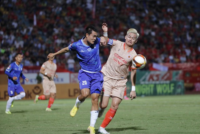 Khánh Hoà cầm chân được Công an Hà Nội trên sân Hàng Đẫy. Khánh Hoà cầm chân được Công an Hà Nội trên sân Hàng Đẫy.