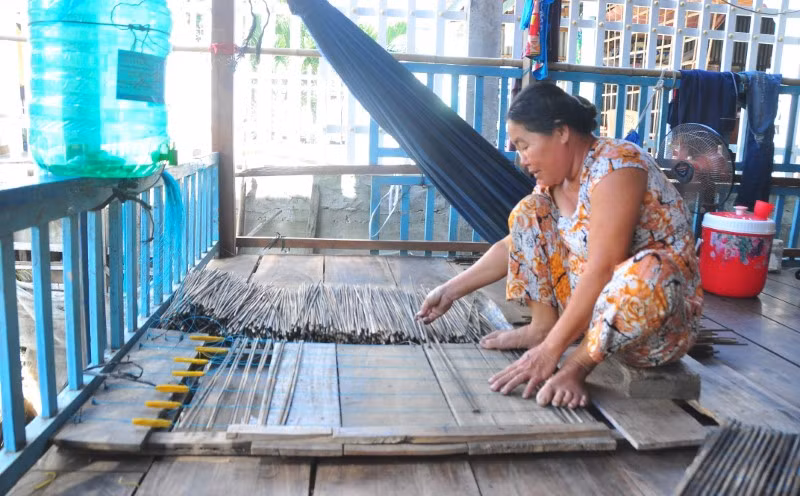 Người dân vùng đầu nguồn đành xếp câu lưới chờ nước lũ.