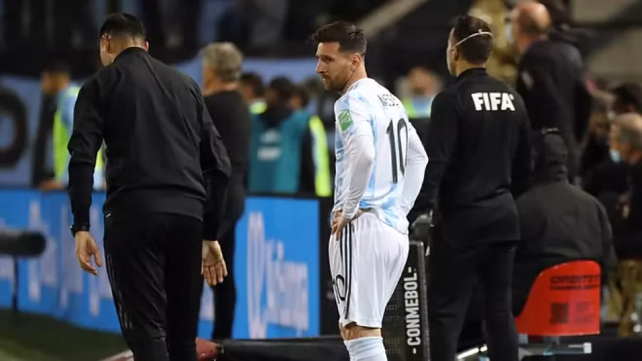 Messi phải vào sân từ băng dự bị trận Argentina thắng Uruguay 1-0.
