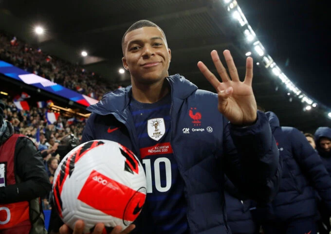 Mbappe giơ 4 ngón tay ám chỉ số bàn thắng anh có được trong trận gặp Kazakhstan.