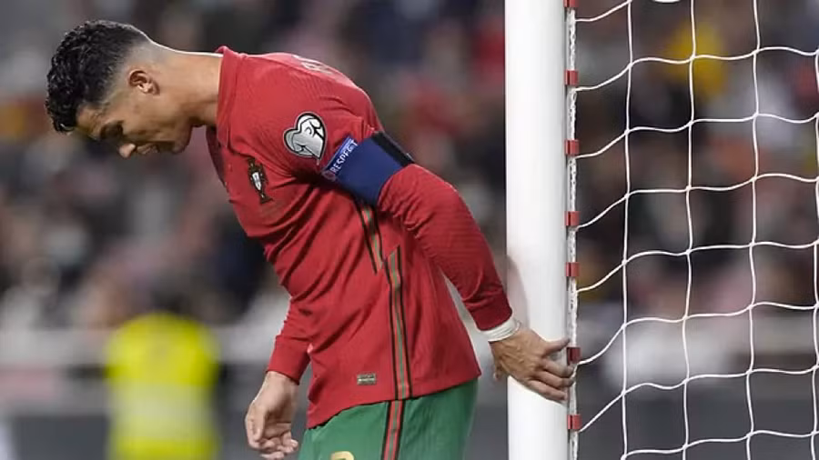 Ronaldo thất vọng sau trận thua Serbia.