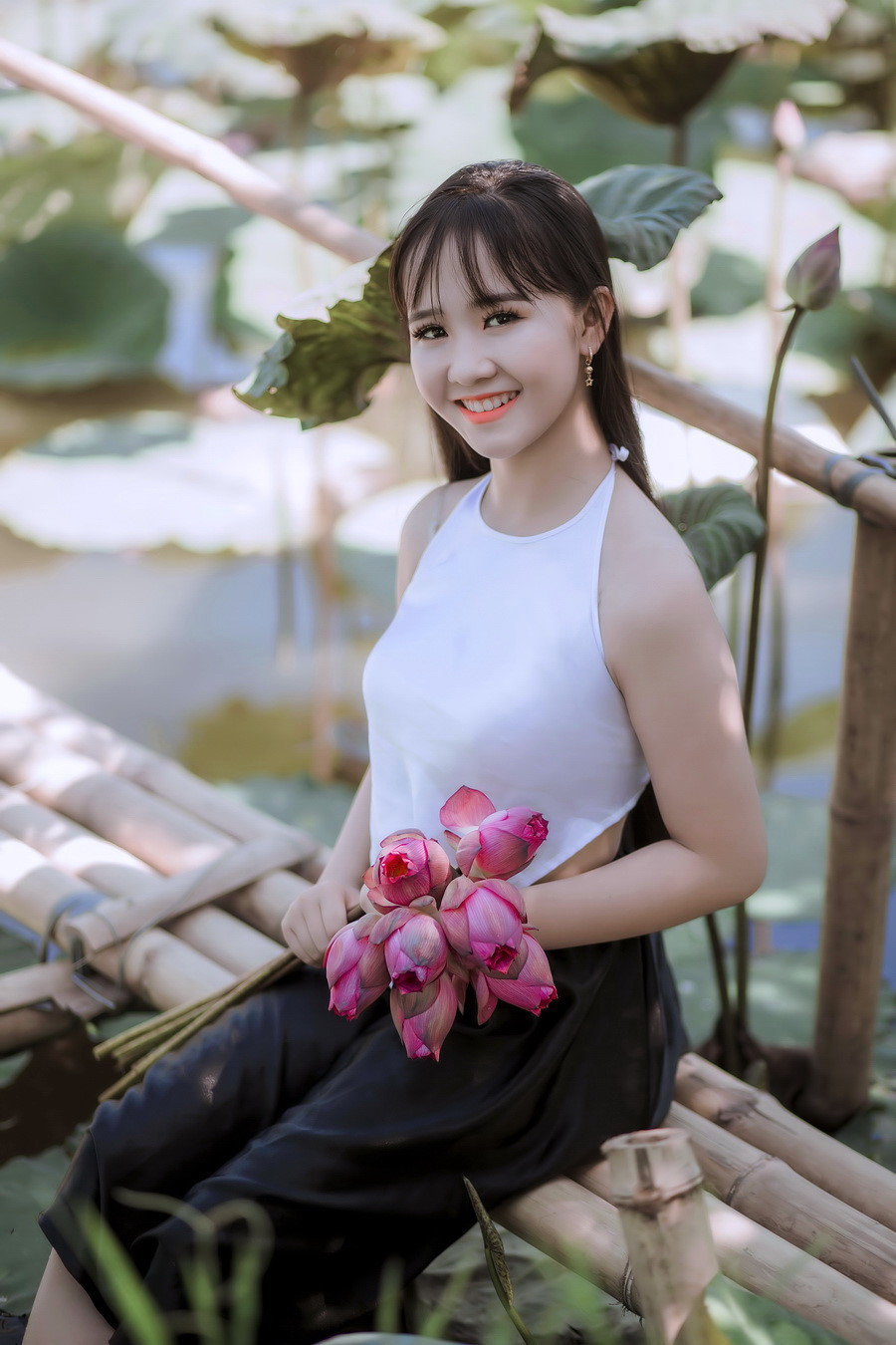Thần đồng Bolero Kim Chi khoe vẻ đẹp trong veo bên hồ sen quê nhà ảnh 6 Thần đồng Bolero Kim Chi khoe vẻ đẹp trong veo bên hồ sen quê nhà ảnh 6