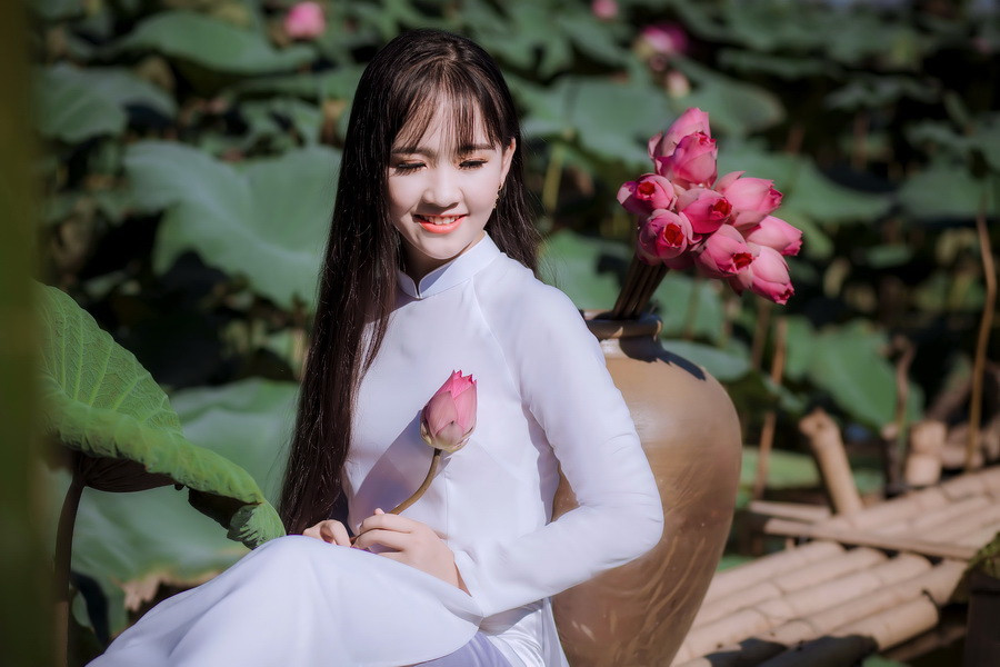 Thần đồng Bolero - Kim Chi với tà áo trắng học trò tinh khôi bên hồ sen. Photo : Hải Color.
​Make: Chu Hiên.