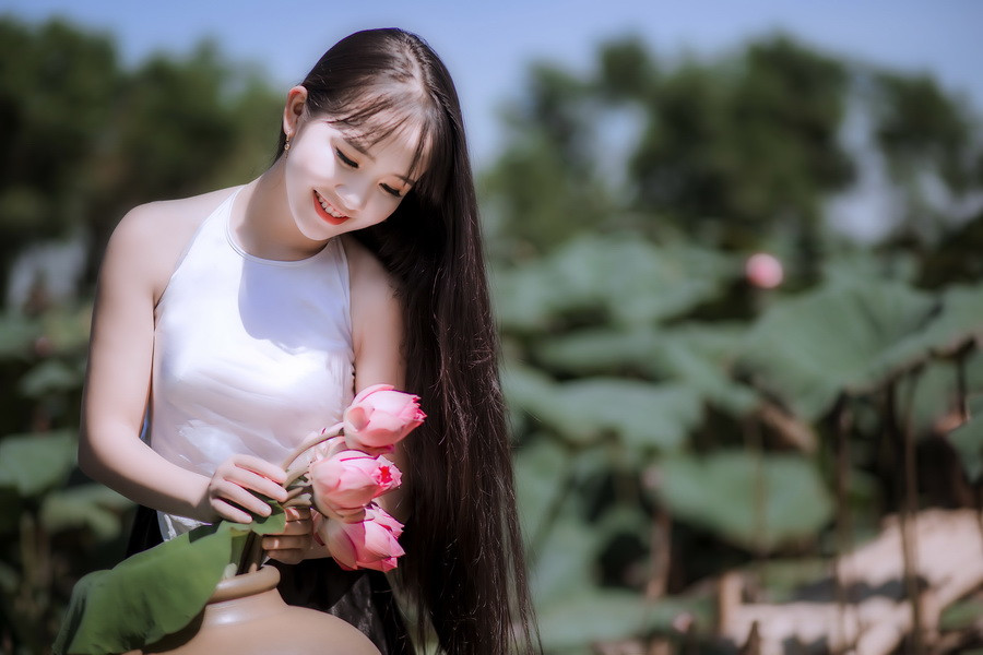 Thần đồng Bolero Kim Chi khoe vẻ đẹp trong veo bên hồ sen quê nhà ảnh 7 Thần đồng Bolero Kim Chi khoe vẻ đẹp trong veo bên hồ sen quê nhà ảnh 7