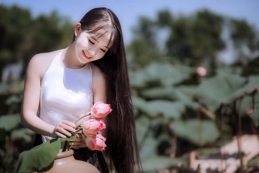 Thần đồng Bolero Kim Chi khoe vẻ đẹp trong veo bên hồ sen quê nhà ảnh 7