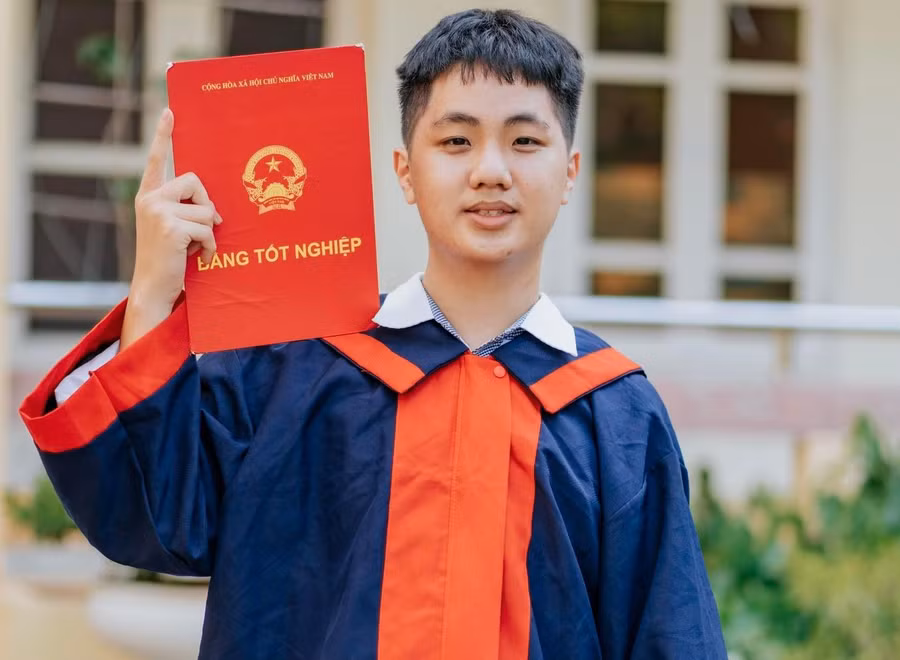 Đặng Nhật Minh đạt điểm 10 môn Vật lý trong Kỳ thi tốt nghiệp THPT 