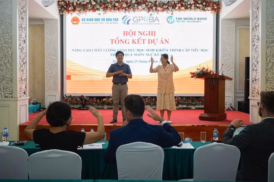 Ngôn ngữ ký hiệu được hướng dẫn cho các đại biểu dự Hội nghị