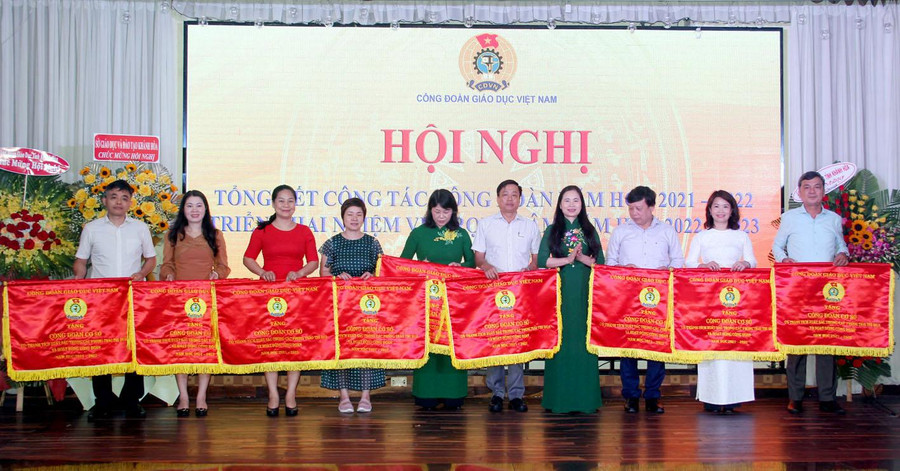 Phó Chủ tịch CĐGD Việt Nam Nguyễn Thị Bích Hợp (giữa) trao cờ của CĐGD Việt Nam cho các tập thể có thành tích xuất sắc trong năm học 2021- 2022 Phó Chủ tịch CĐGD Việt Nam Nguyễn Thị Bích Hợp (giữa) trao cờ của CĐGD Việt Nam cho các tập thể có thành tích xuất sắc trong năm học 2021- 2022