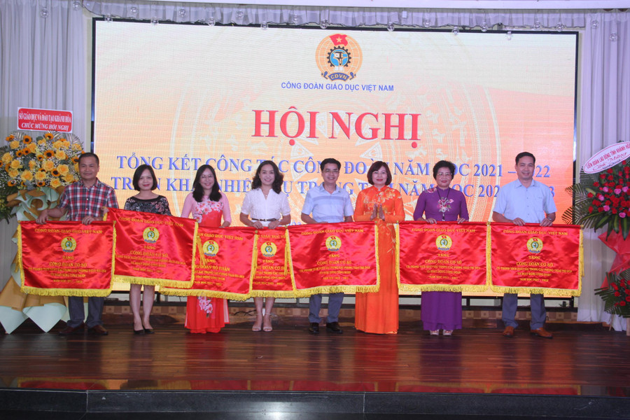 Phó chủ tịch CĐGD Việt Nam Đặng Hoàng Anh trao cờ thi đua của CĐGD Việt Nam cho các tập thể có thành tích xuất sắc trong năm học 2021- 2022 Phó chủ tịch CĐGD Việt Nam Đặng Hoàng Anh trao cờ thi đua của CĐGD Việt Nam cho các tập thể có thành tích xuất sắc trong năm học 2021- 2022