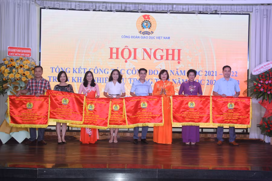 Phó chủ tịch CĐGD Việt Nam Đặng Hoàng Anh trao cờ thi đua của CĐGD Việt Nam cho các tập thể có thành tích xuất sắc trong năm học 2021- 2022