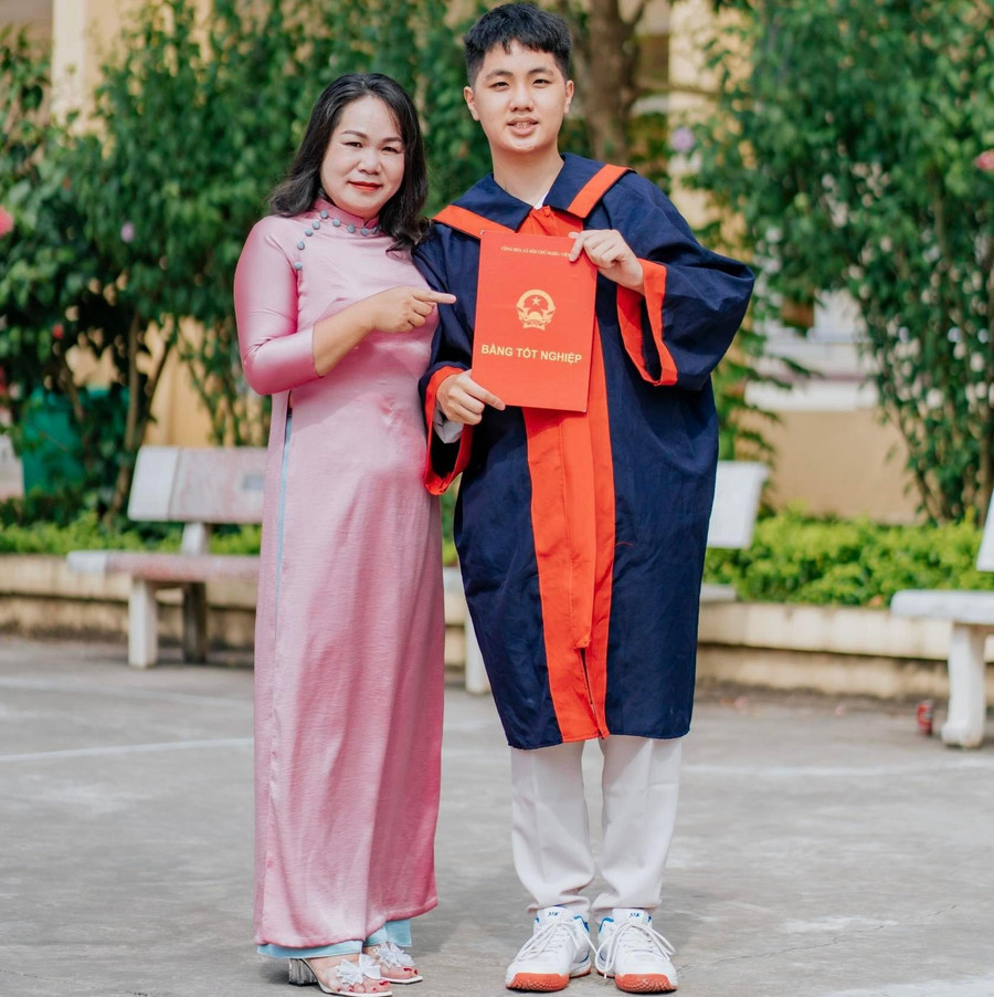 Đặng Nhật Minh cùng mẹ trong ngày tốt nghiệp