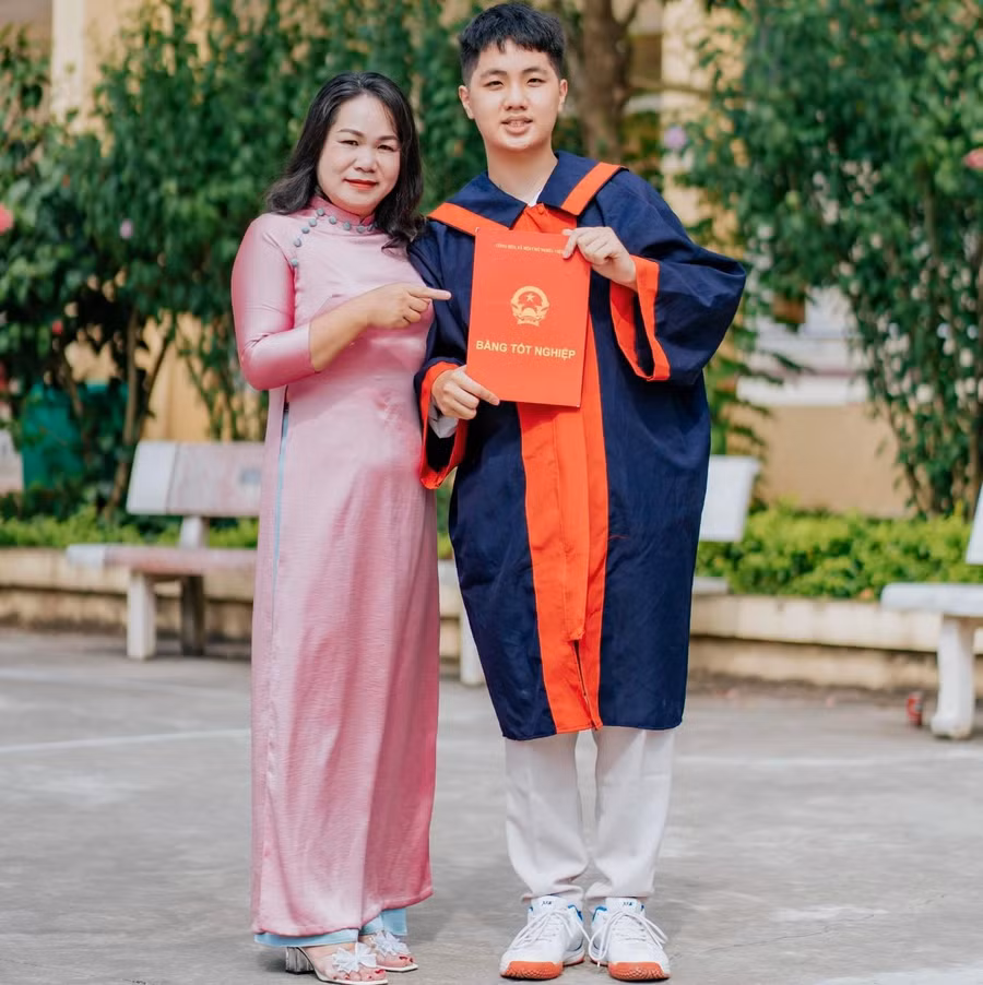 Đặng Nhật Minh cùng mẹ trong ngày tốt nghiệp