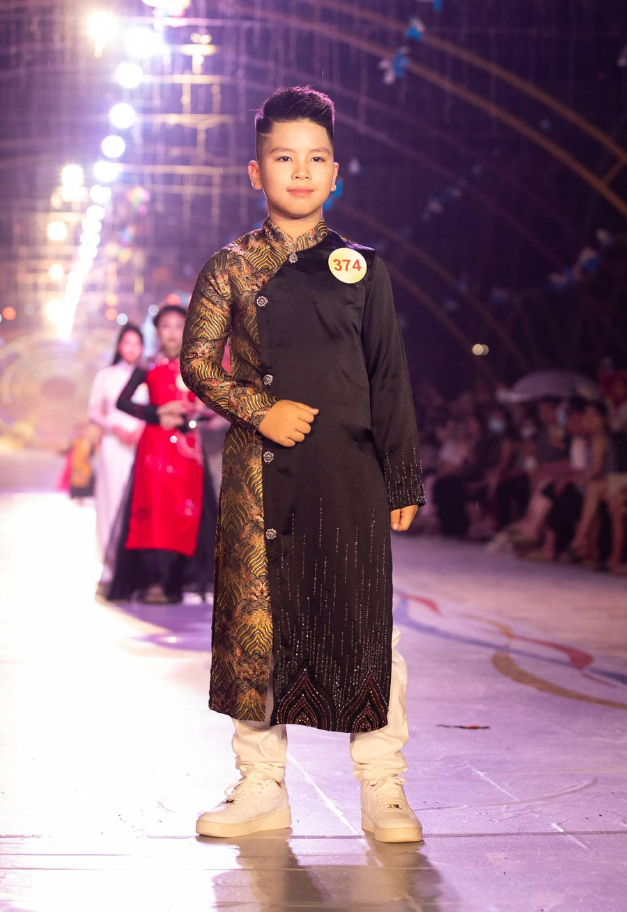 Phùng Đức Hoàng Bảo sinh năm 2013 là học sinh trường Tiểu học Phú Sơn, Ba Vì, Hà Nội là một học sinh năng động, vui vẻ, thích trình diễn catwalk.