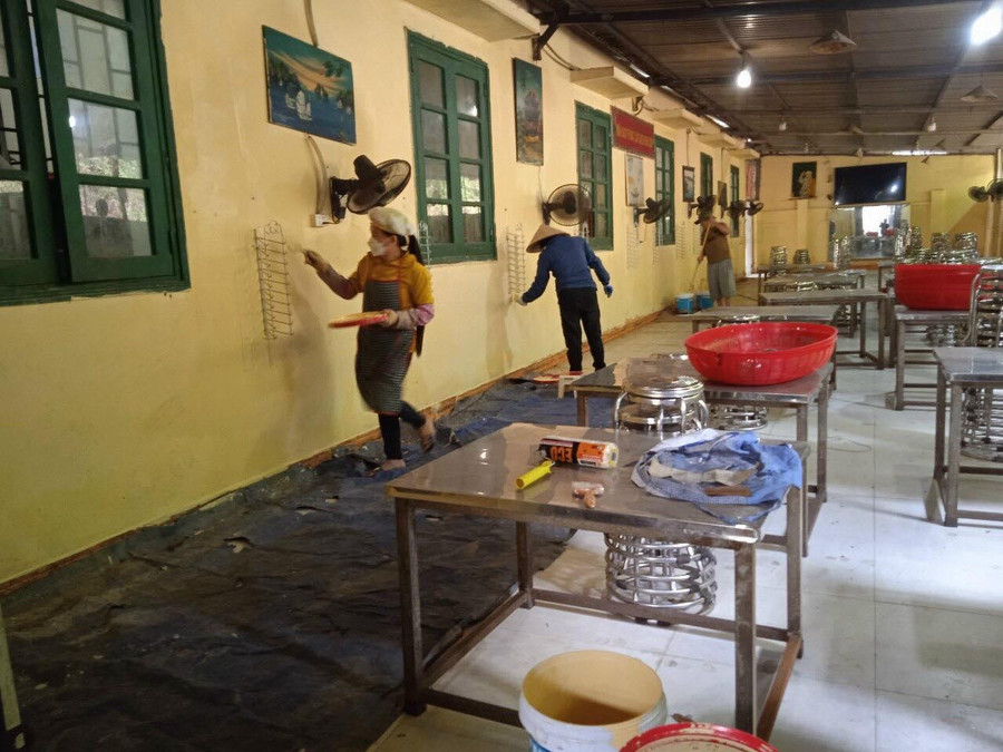 Giáo viên Trường PTDTBT Tiểu học Thải Giàng Phố (Bắc Hà, Lào Cai) lau dọn vệ sinh lại khu bếp ăn bán trú