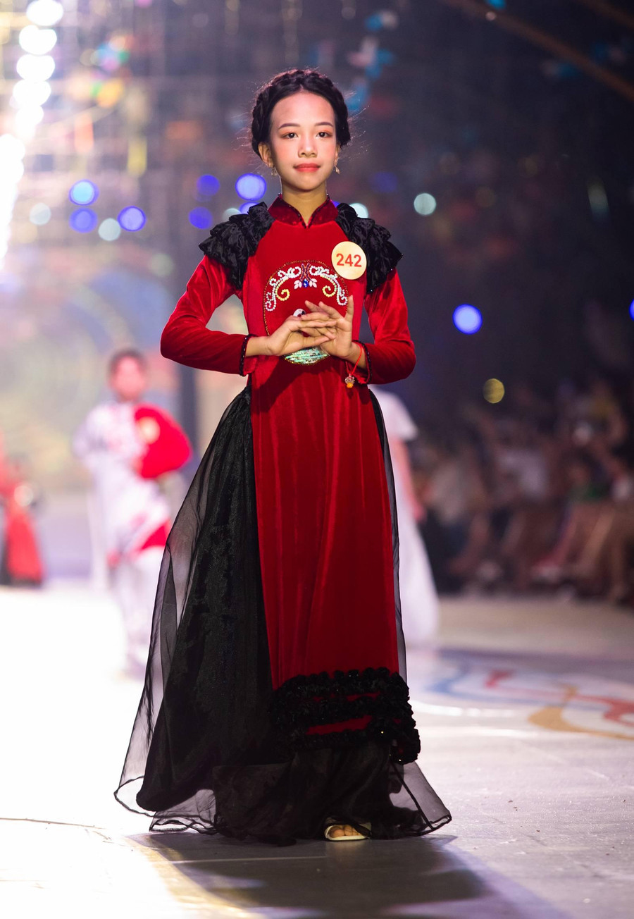 Phùng Diệp Thu Ngân sinh năm 2012, học sinh trường Tiểu học Tây Đăng B (Ba Vì, Hà Nội) thích chơi piano, catwalk, múa, nhảy zumba. Em đã từng tham gia cuộc thi Winter Fashion 2020 của VTC và đạt giải Người mẫu nhí được yêu thích nhất; chương trình nghệ thuật chào xuân của VTV Go 2020 và được vinh danh Mẫu nhí xuất sắc; chương trình tìm kiếm gương mặt đại diện thương hiệu của nhà thiết kế Nhật Thực năm 2020; trình diễn zumba trong chương trình Kho báu yêu tinh năm 2020. Thành tích học tập của em cũng rất đáng nể: 4 năm đạt danh hiệu học sinh xuất sắc, Huy chương Đồng Chung kết quốc gia Toán tiếng Anh Timo, Huy chương Đồng giải vòng loại quốc gia môn Toán Asimo.