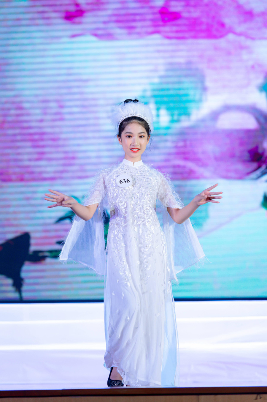 Lưu Ngọc Hân sinh năm 2011 ở xã Đại Thịnh, huyện Mê Linh, Hà Nội là học sinh giỏi với nhiều thành tích học tập “đáng nể”. 5 năm liên tục em đạt danh hiệu học sinh xuất sắc; giải Ba Trạng nguyên tiếng Việt cấp thành phố năm học 2020-2021 (lớp 4); giải Nhất Trạng nguyên toàn tài cấp thành phố năm học 2021-2022 (lớp 5); giải Nhất giao lưu học sinh giỏi lớp 4, giải Ba giao lưu học sinh giỏi lớp 5 huyện Mê Linh; giải Khuyến khích Olympic tiếng Anh cấp huyện; giải khuyến khích cuộc thi Tài năng Anh ngữ thủ đô 2021; giải Khuyến khích Vioedu lớp 5; hai năm liền đạt học sinh giỏi tiêu biểu huyện Mê Linh (lớp 4 và lớp 5); giải khuyến khích cuộc thi vẽ tranh “Em yêu ẩm thực Hà Nội”; giải Nhất cá nhân và giải Nhất tập thể cuộc thi vẽ tranh “Thầy cô, bạn bè và mái trường” huyện Mê Linh năm 2022; vào chung kết cuộc thi Vmindmap Việt Nam 2021…