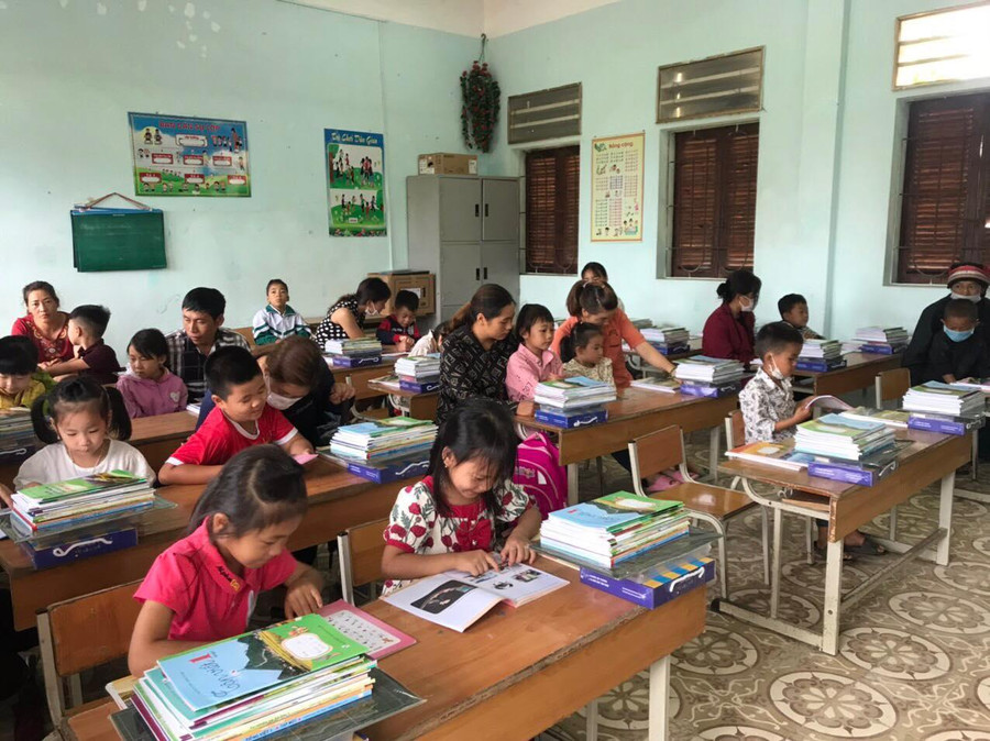 Học sinh Trường PTDTBT Tiểu học xã Quyết Tiến (Quản Bạ, Hà Giang) được nhà trường hỗ trợ mua sách giáo khoa đầy đủ trước năm học mới.