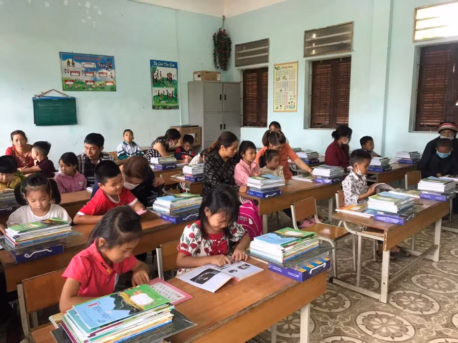 Học sinh Trường PTDTBT Tiểu học xã Quyết Tiến (Quản Bạ, Hà Giang) được nhà trường hỗ trợ mua sách giáo khoa đầy đủ trước năm học mới.