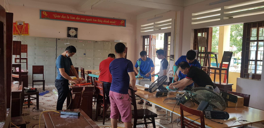 Giáo viên Trường THPT số 1 Bắc Hà (Lào Cai) rà soát và sửa chữa lại toàn bộ hệ thống quạt điện trong lớp học.