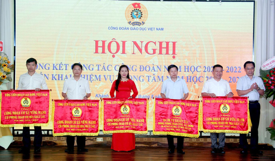 Thứ trưởng Hoàng Minh Sơn (ngoài cùng bên phải) trao cờ thi đua của Tổng LĐLĐ Việt Nam cho tập thể có thành tích xuất sắc năm học 2021- 2022 Thứ trưởng Hoàng Minh Sơn (ngoài cùng bên phải) trao cờ thi đua của Tổng LĐLĐ Việt Nam cho tập thể có thành tích xuất sắc năm học 2021- 2022